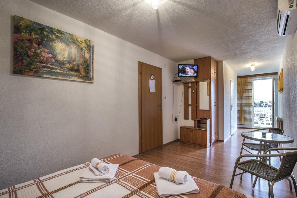 Apartment And Rooms Aracic Korenica Rum bild